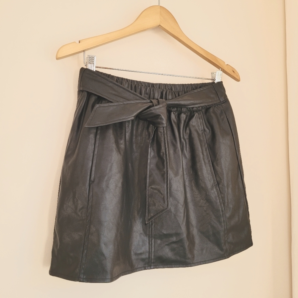NEW ✨️ Black Vegan Leather Tie Front Mini Skirt Size Medium